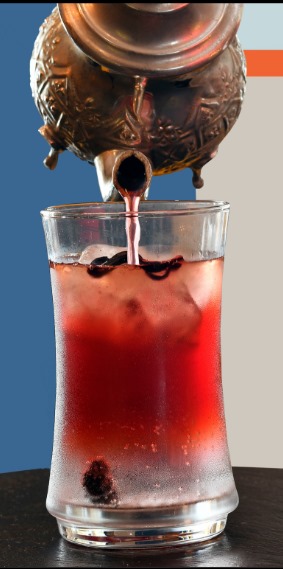 Cocktail Mediterráneo Balcánico hecho con tónica, limón e infusión de guinda