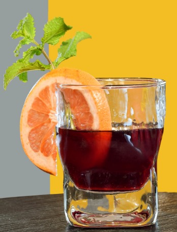 Tierra valenciana hecho con ginebra, licor de garnacha y naranja