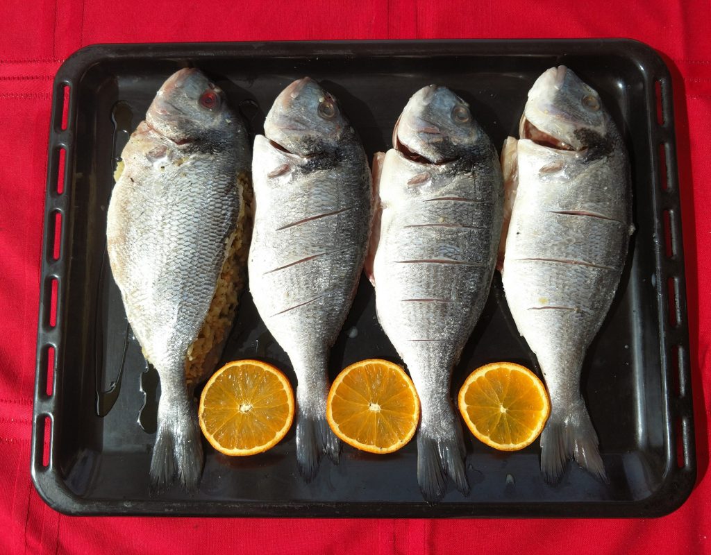 Aprendemos a limpiar el pescado y cocinarlo de dos maneras