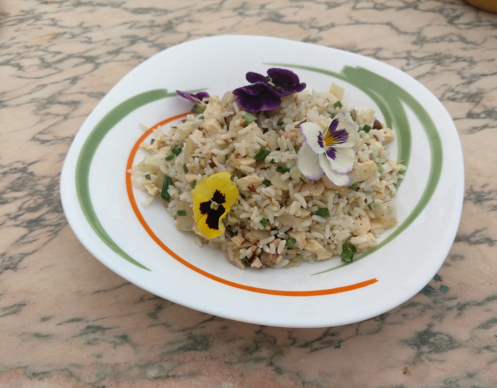 Arroz seco con hierbas aromáticas y frutos secos
